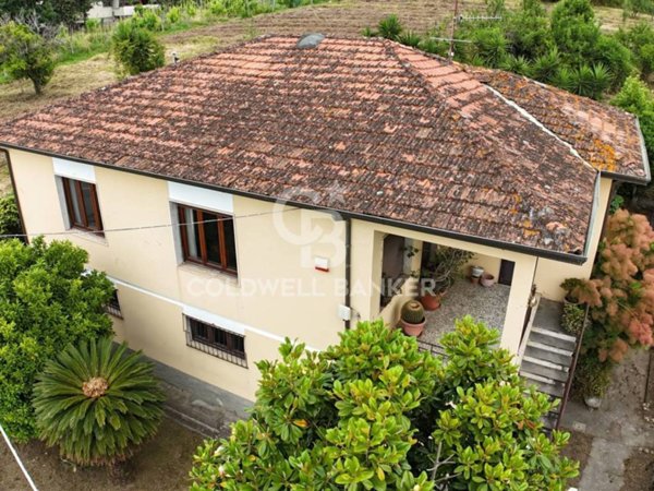 casa indipendente in vendita a Pietrasanta in zona Strettoia