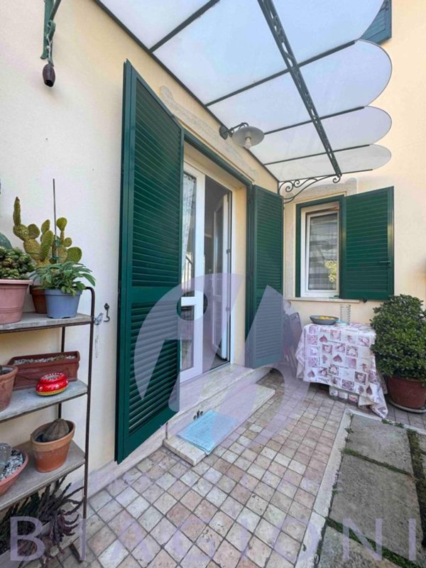 casa indipendente in vendita a Pietrasanta in zona Tonfano