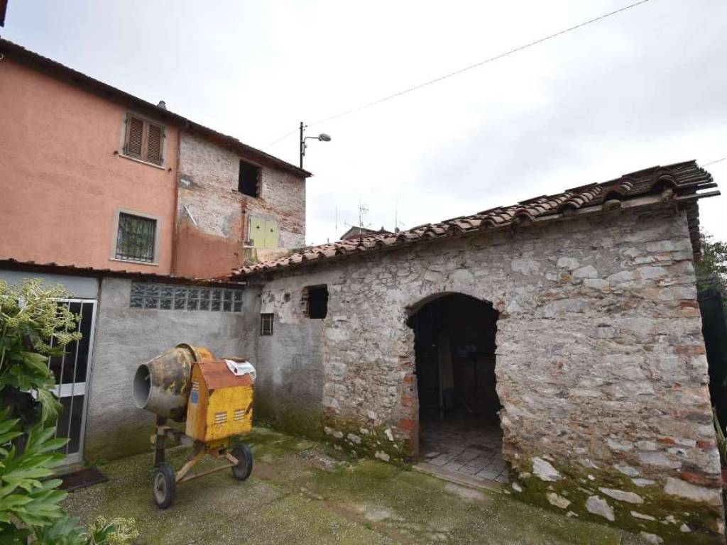 casa indipendente in vendita a Pietrasanta in zona Crociale