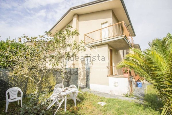 casa indipendente in vendita a Pietrasanta in zona Fiumetto
