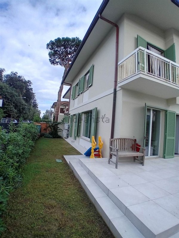casa indipendente in vendita a Pietrasanta in zona Tonfano