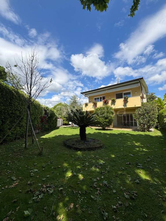 appartamento in vendita a Pietrasanta in zona Motrone