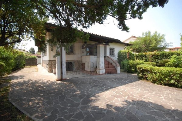 casa indipendente in vendita a Pietrasanta in zona Vignone