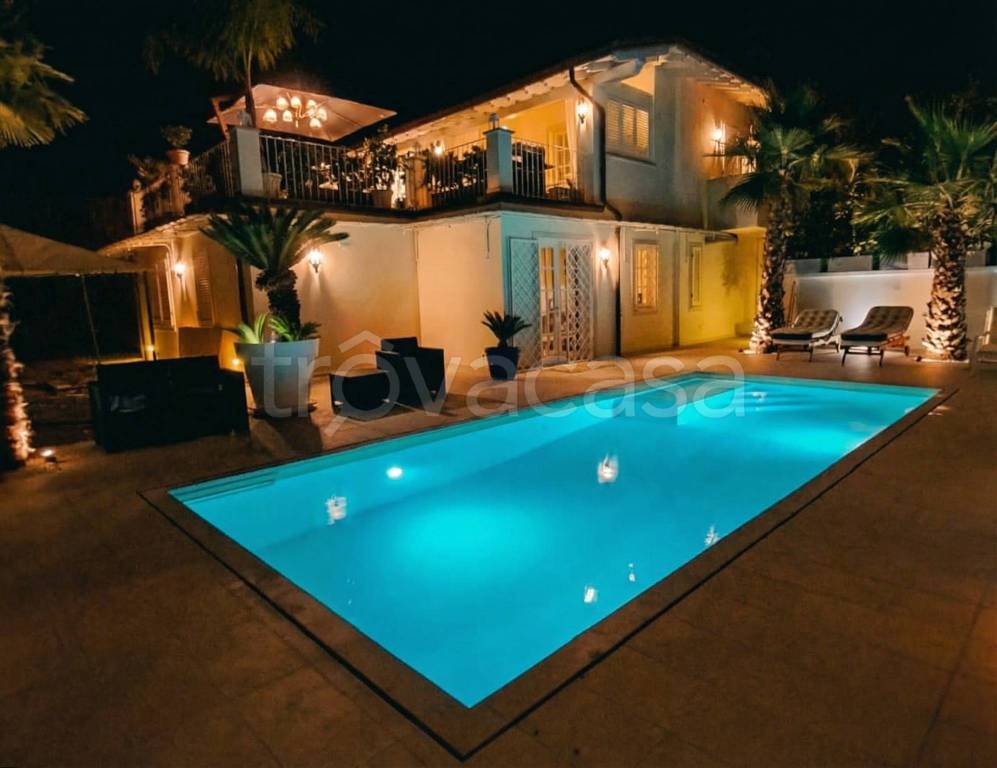 casa indipendente in vendita a Pietrasanta in zona Marina di Pietrasanta