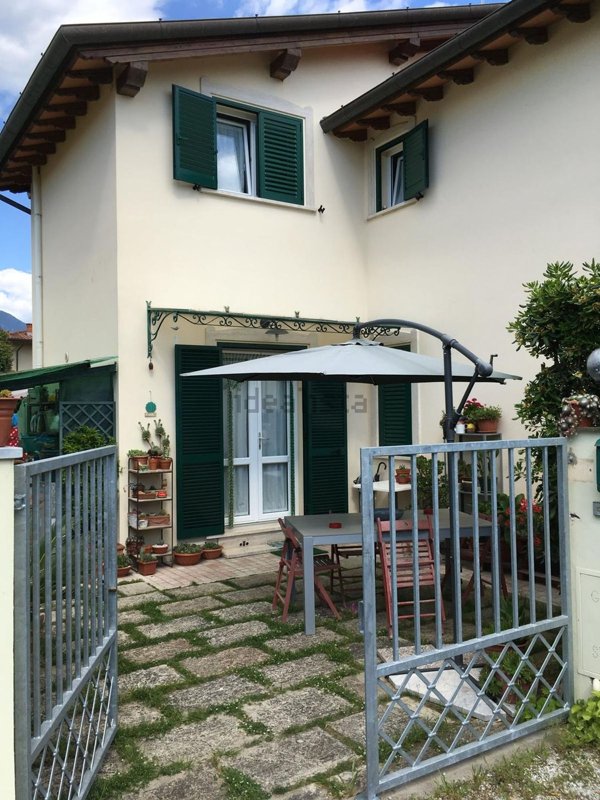 casa indipendente in vendita a Pietrasanta in zona Tonfano