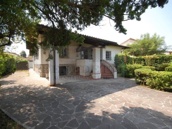 casa indipendente in vendita a Pietrasanta in zona Vignone