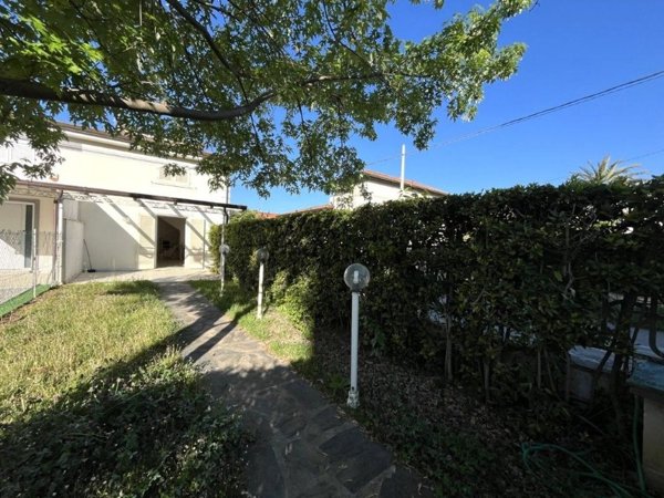 casa indipendente in vendita a Pietrasanta in zona Tonfano
