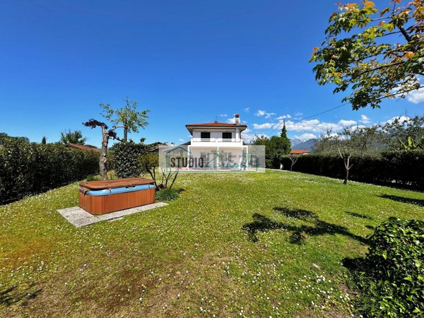 casa indipendente in vendita a Pietrasanta in zona Tonfano