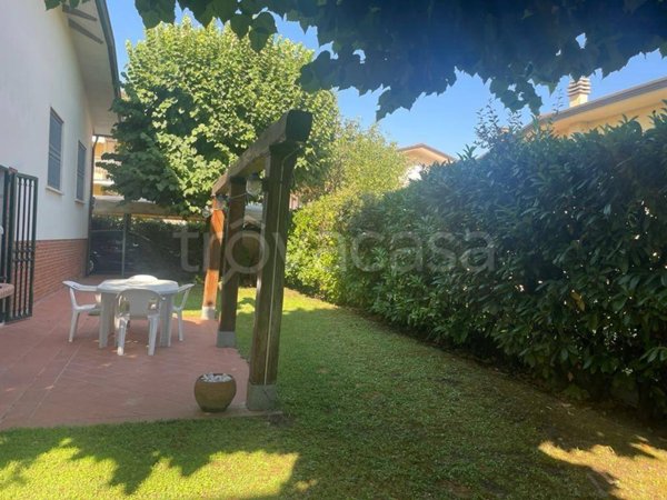 casa indipendente in vendita a Pietrasanta in zona Vignone