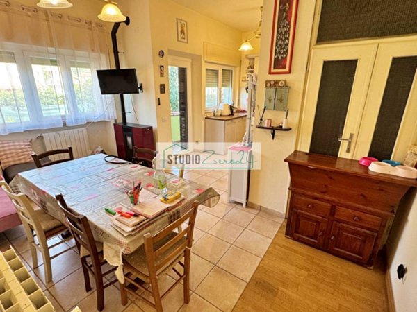casa indipendente in vendita a Pietrasanta in zona Traversagna