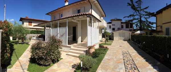 casa indipendente in vendita a Pietrasanta in zona Tonfano