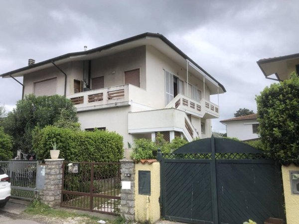 appartamento in vendita a Pietrasanta in zona Fiumetto