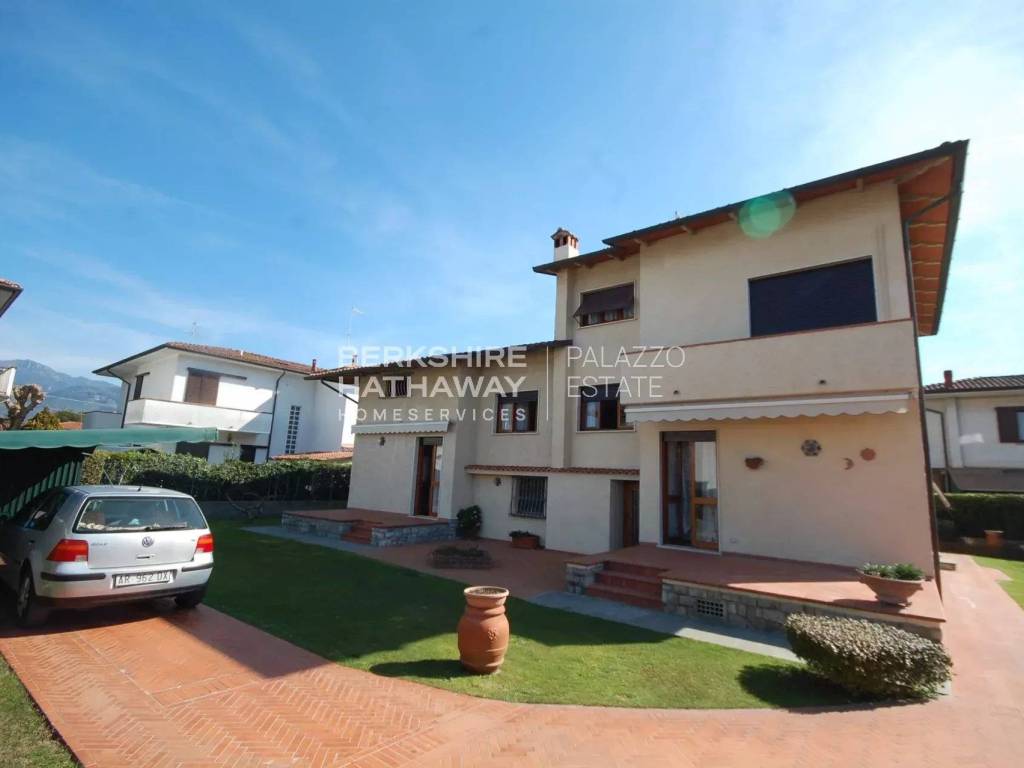 casa indipendente in vendita a Pietrasanta in zona Tonfano