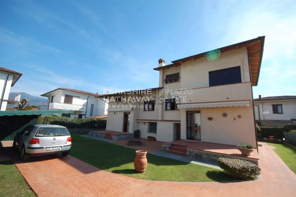 casa indipendente in vendita a Pietrasanta in zona Tonfano