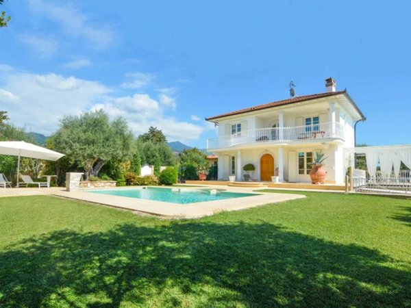 casa indipendente in vendita a Pietrasanta in zona Crociale
