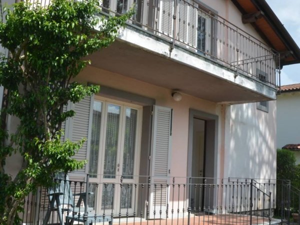 casa indipendente in vendita a Pietrasanta in zona Tonfano