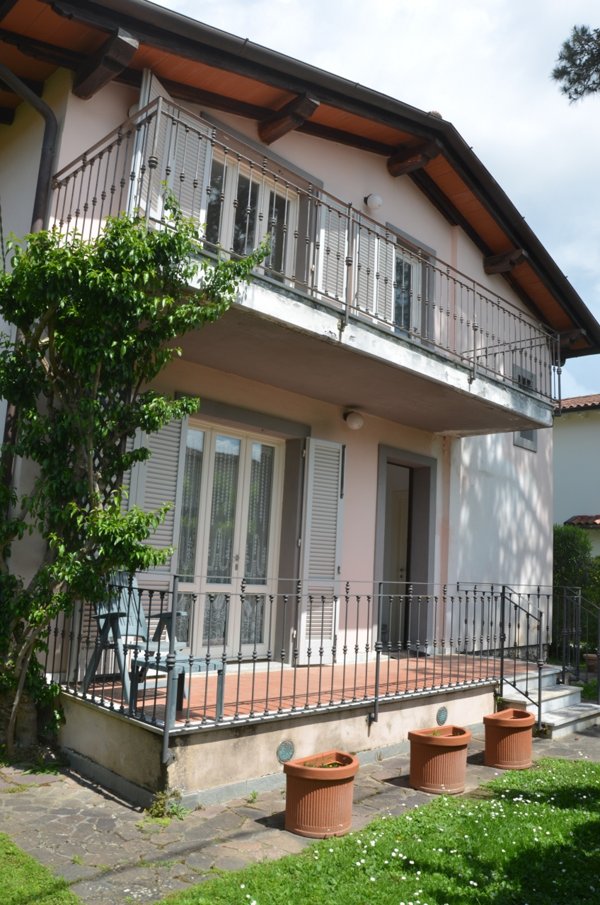 casa indipendente in vendita a Pietrasanta in zona Tonfano