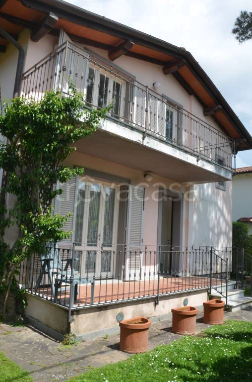 casa indipendente in vendita a Pietrasanta in zona Tonfano