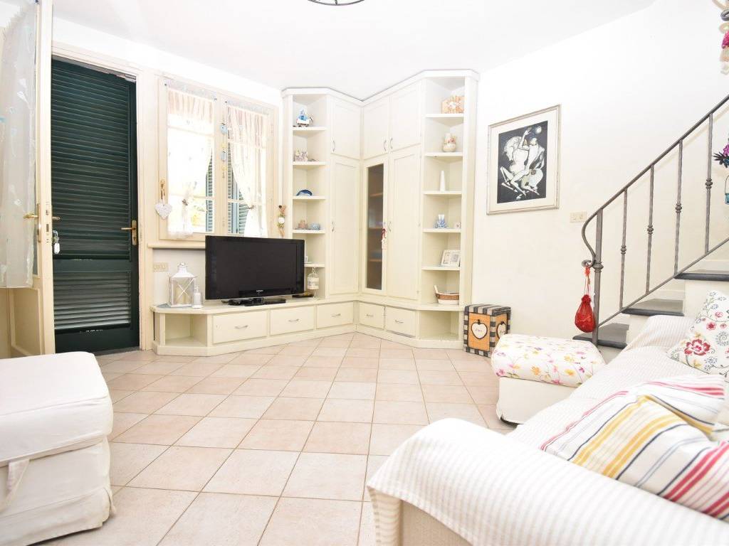 casa indipendente in vendita a Pietrasanta in zona Tonfano