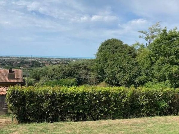 intera palazzina in vendita a Pietrasanta in zona Strettoia