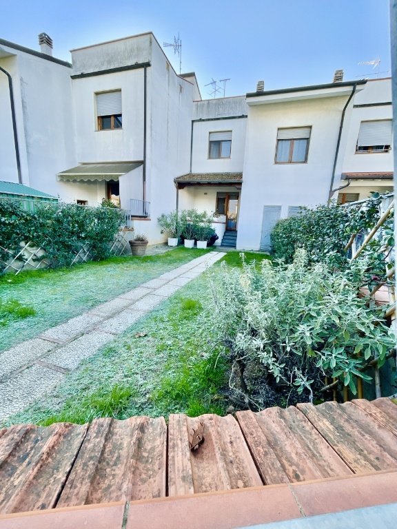 casa indipendente in vendita a Pietrasanta in zona Marina di Pietrasanta