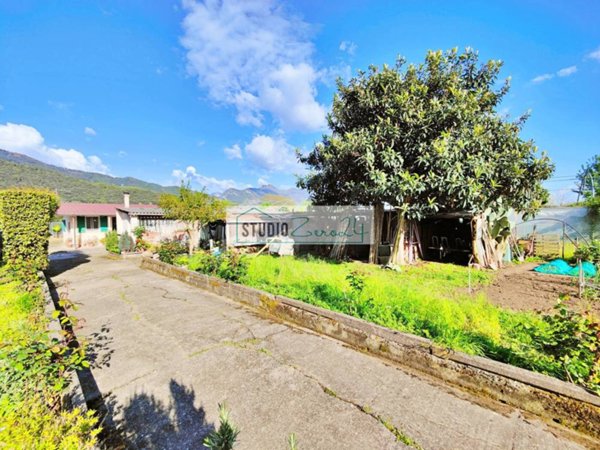 casa indipendente in vendita a Pietrasanta in zona Strettoia