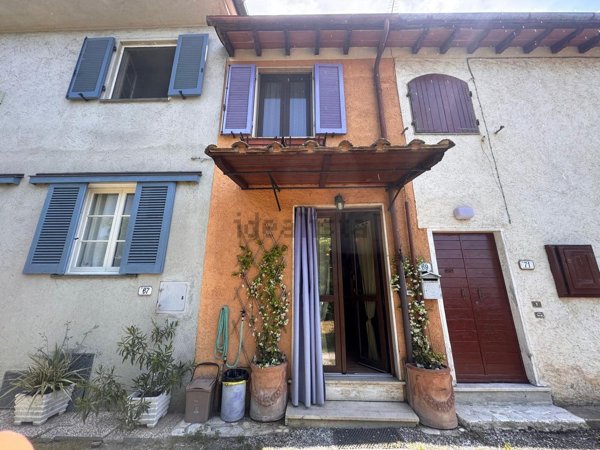casa indipendente in vendita a Pietrasanta in zona Strettoia