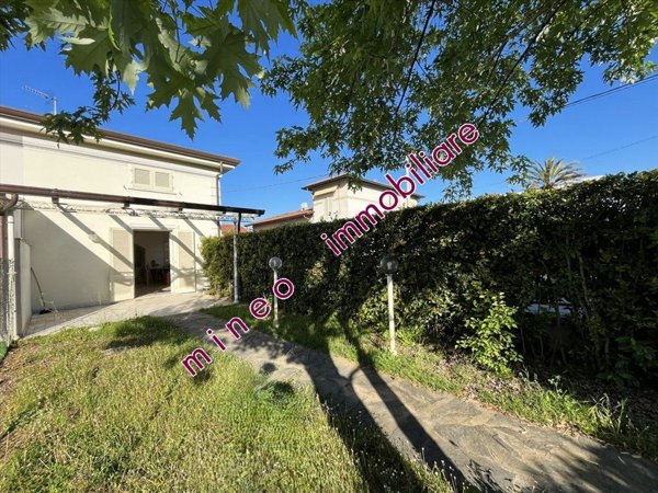 casa indipendente in vendita a Pietrasanta in zona Tonfano