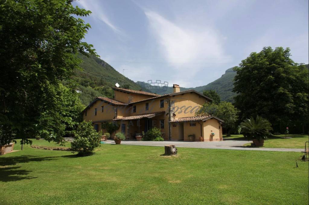 casa indipendente in vendita a Pietrasanta in zona Valdicastello