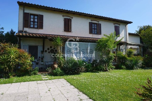 casale in vendita a Pietrasanta in zona Crociale