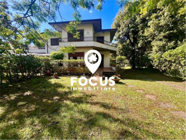 casa indipendente in vendita a Pietrasanta in zona Tonfano