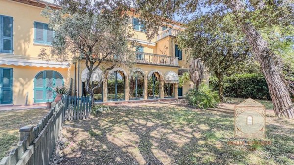 casa indipendente in vendita a Pietrasanta in zona Tonfano