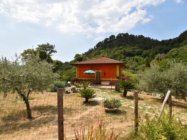 casa indipendente in vendita a Pietrasanta in zona Strettoia