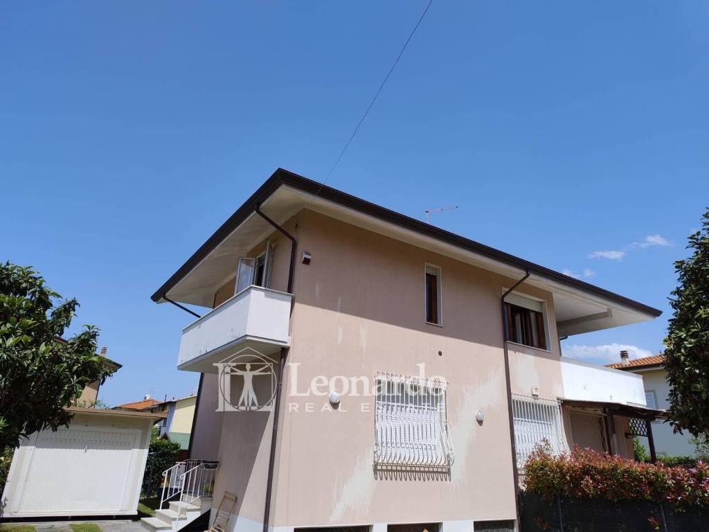 casa indipendente in vendita a Pietrasanta in zona Marina di Pietrasanta