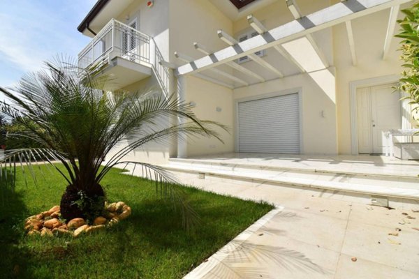 casa indipendente in vendita a Pietrasanta in zona Tonfano