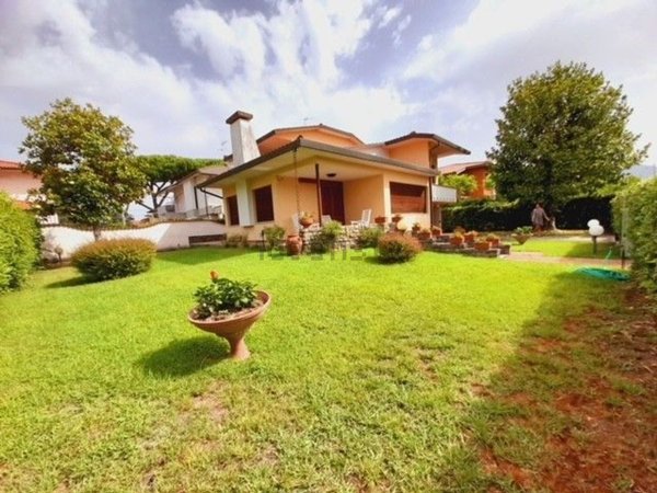 casa indipendente in vendita a Pietrasanta in zona Tonfano