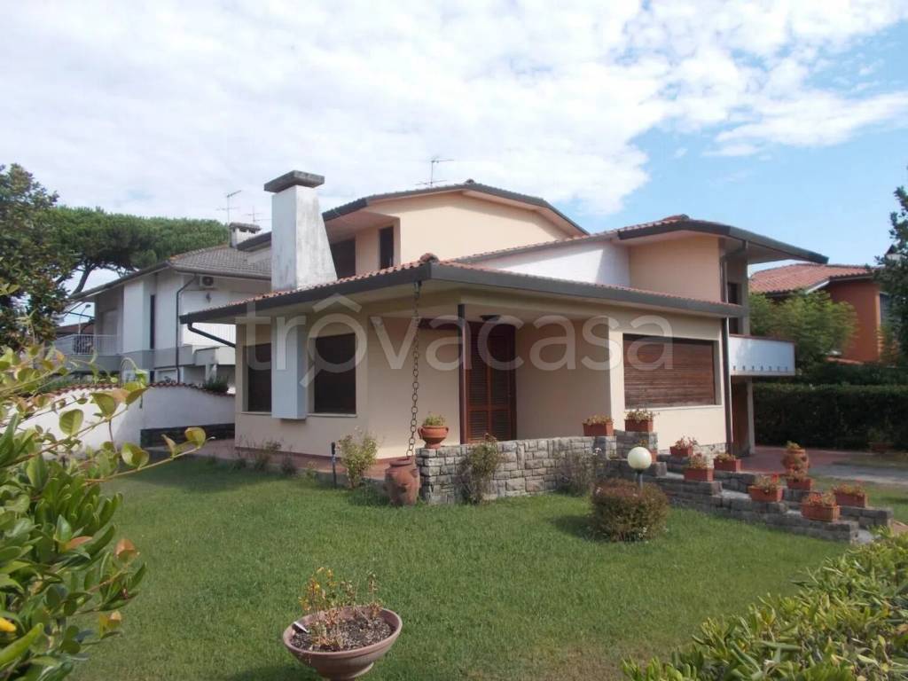 casa indipendente in vendita a Pietrasanta in zona Tonfano