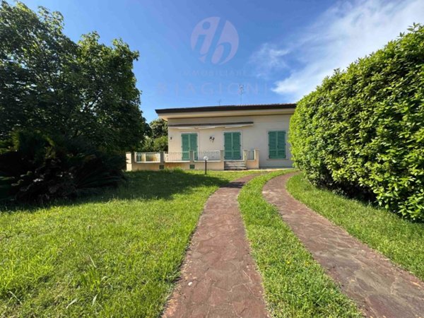 casa indipendente in vendita a Pietrasanta in zona Fiumetto