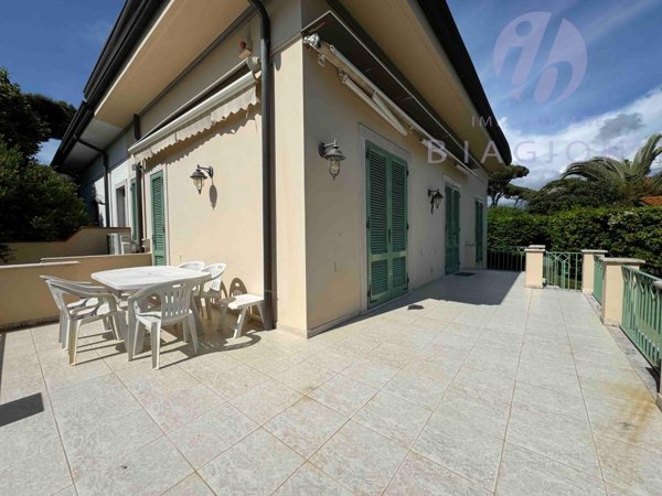 casa indipendente in vendita a Pietrasanta in zona Marina di Pietrasanta