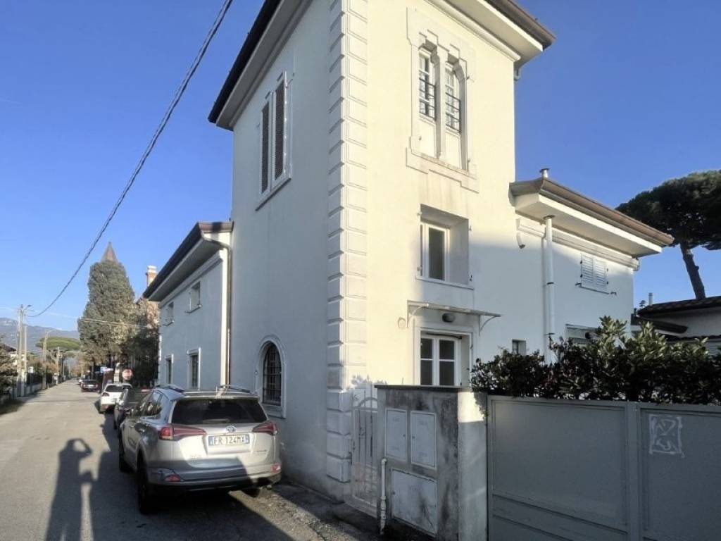 casa indipendente in vendita a Pietrasanta in zona Tonfano