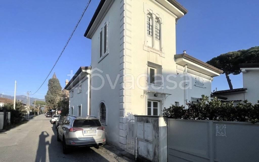 casa indipendente in vendita a Pietrasanta in zona Tonfano