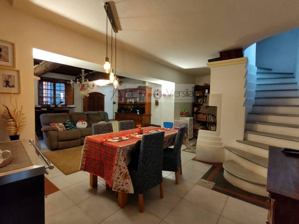 casa indipendente in vendita a Pietrasanta in zona Crociale