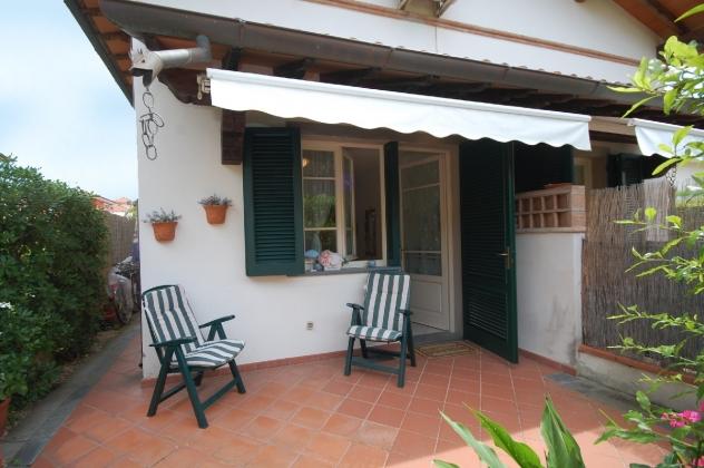 casa indipendente in vendita a Pietrasanta in zona Tonfano
