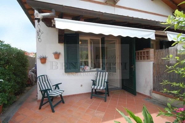 casa indipendente in vendita a Pietrasanta in zona Tonfano