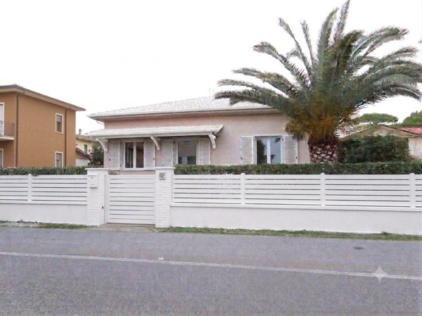villa in vendita a Pietrasanta in zona Vignone