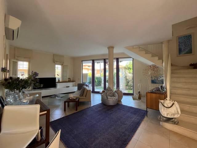 casa indipendente in vendita a Pietrasanta in zona Tonfano