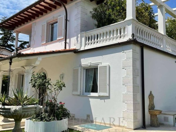 casa indipendente in vendita a Pietrasanta in zona Tonfano
