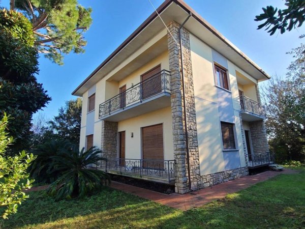 casa indipendente in vendita a Pietrasanta in zona Tonfano