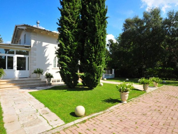 casa indipendente in vendita a Pietrasanta in zona Tonfano
