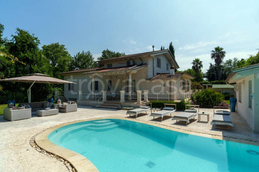 casa indipendente in vendita a Pietrasanta in zona Tonfano